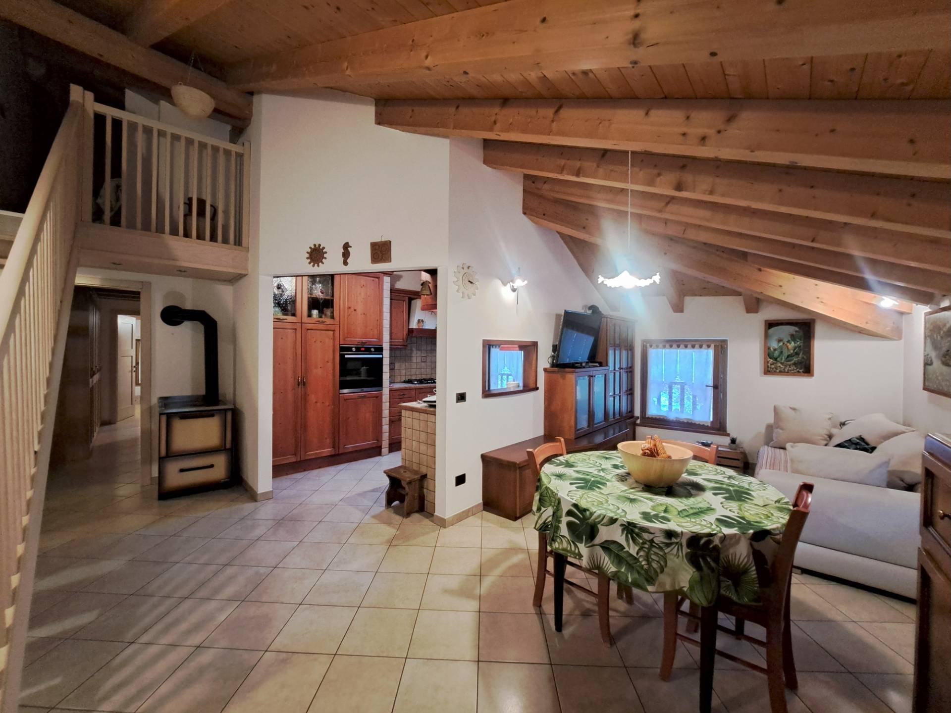 Foto appartamento in vendita a Tione di Trento (Trento)