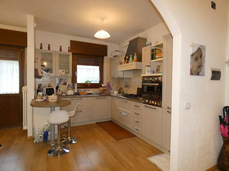 Foto appartamento in vendita a Tione di Trento (Trento)