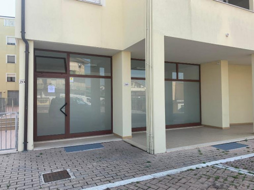 Locale commerciale in Affitto a Spoltore