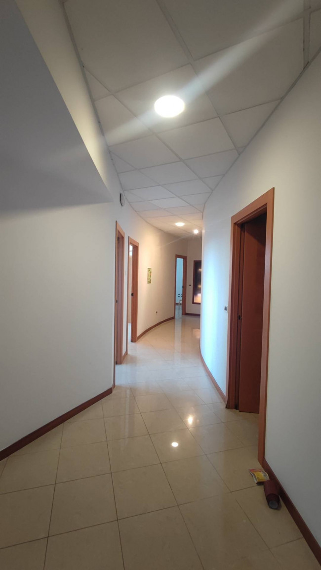 locale commerciale + uffici in vendita a Pescara