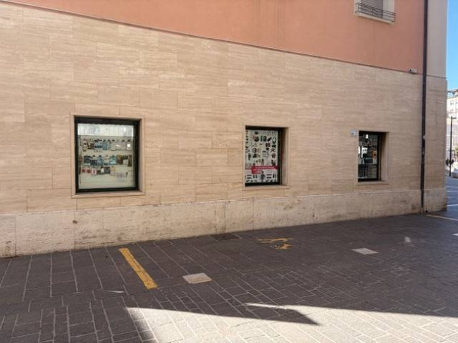 Locale commerciale in vendita a Pescara