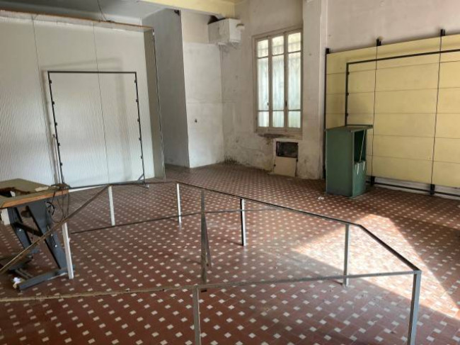 Locale commerciale in vendita a Imperia
