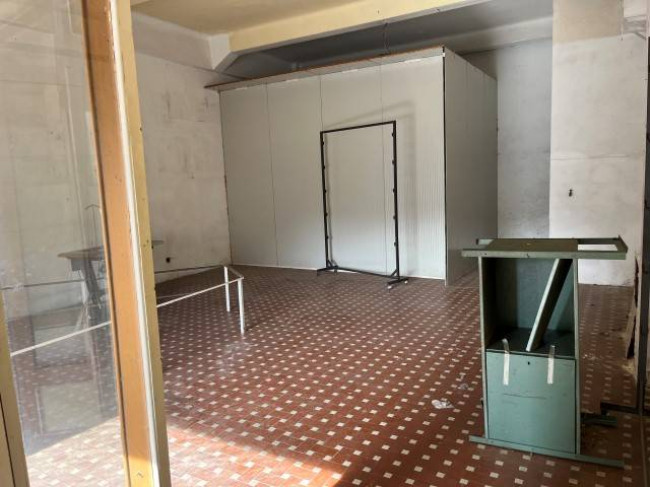Locale commerciale in vendita a Imperia