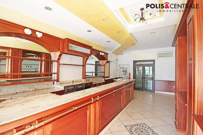 Locale commerciale a Folignano