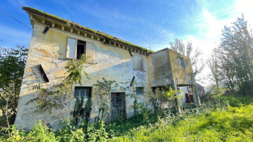 Casale colonico / Rustico in Vendita a Ancona