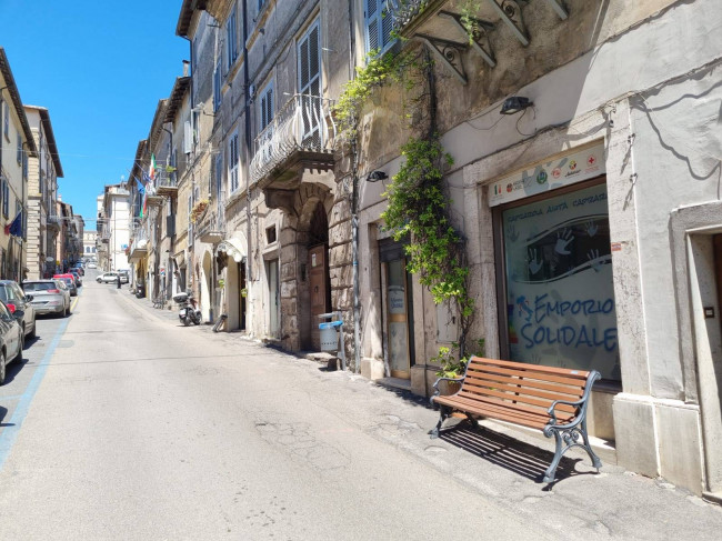 Fondo commerciale in affitto a Caprarola (VT)