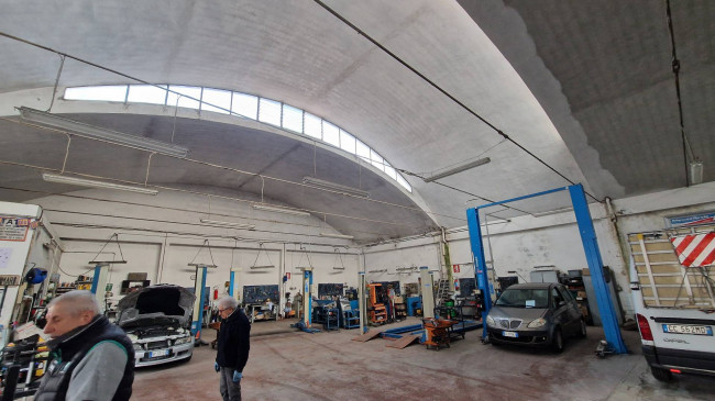 Locale commerciale in vendita a Ferrara