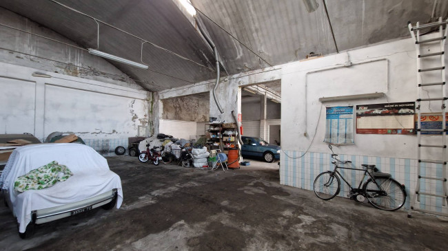 Locale commerciale in vendita a Ferrara