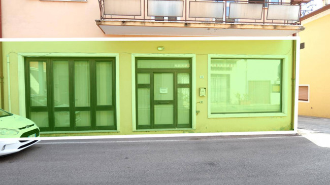 Locale commerciale in Affitto a Montecchia di Crosara