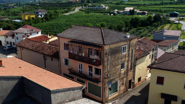 Locale commerciale in affitto a Montecchia di Crosara