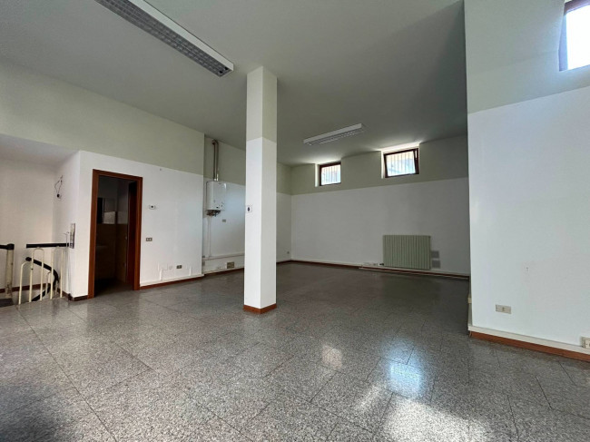 Locale commerciale in affitto a Cassano Magnago