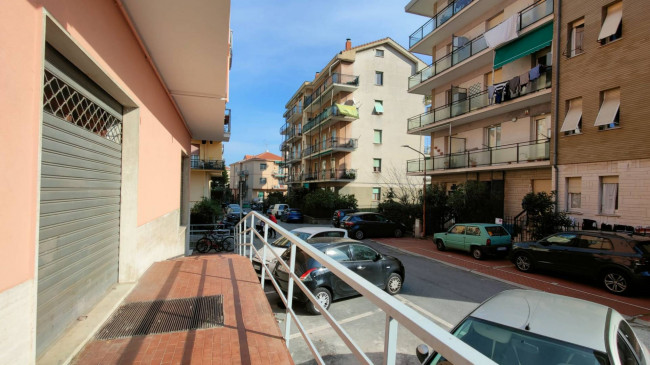 Fondo commerciale in affitto a Valleggia, Quiliano (SV)