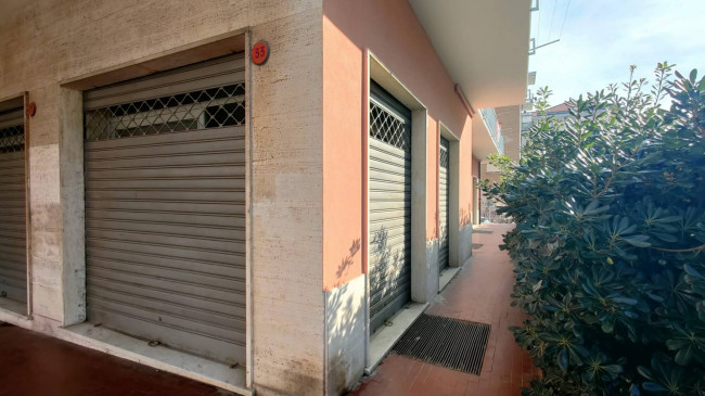 Fondo commerciale in affitto a Valleggia, Quiliano (SV)