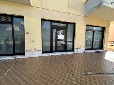 Locale commerciale in vendita a Alba Adriatica