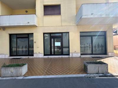 Locale commerciale in vendita a Alba Adriatica
