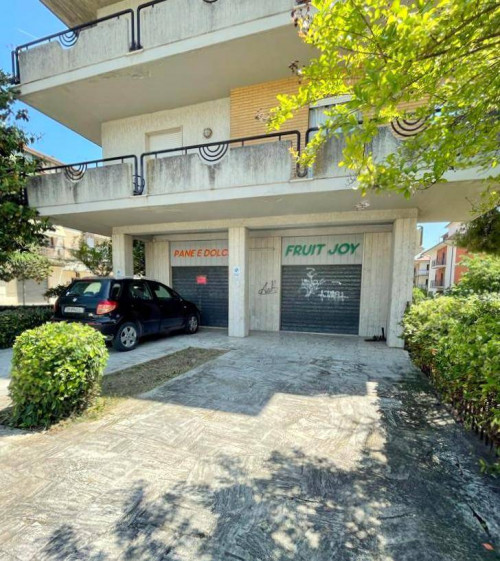 Locale commerciale in vendita a Castel di Lama