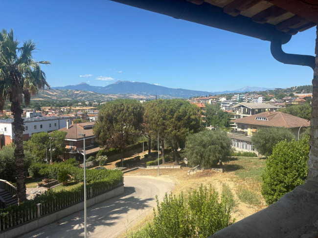 Casale colonico / Rustico in vendita a Monsampolo del Tronto