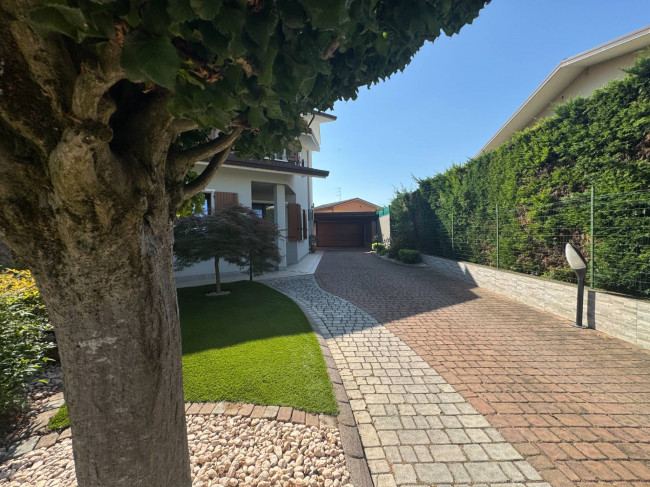 Villa trifamiliare