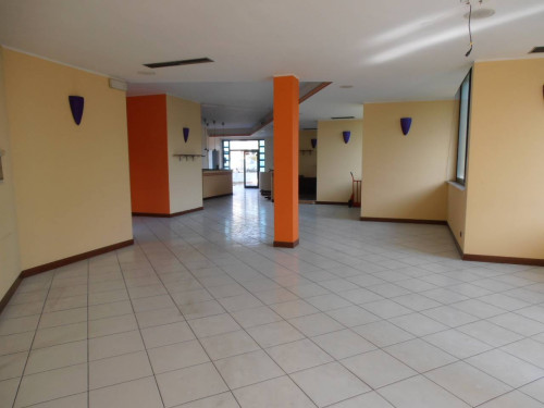 Locale commerciale in Affitto a Grottammare