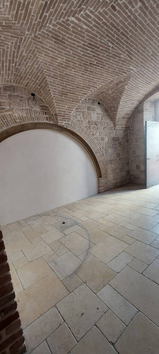 Locale commerciale in affitto a Ascoli Piceno