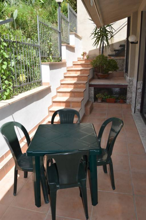 Single House for Sale to Taormina