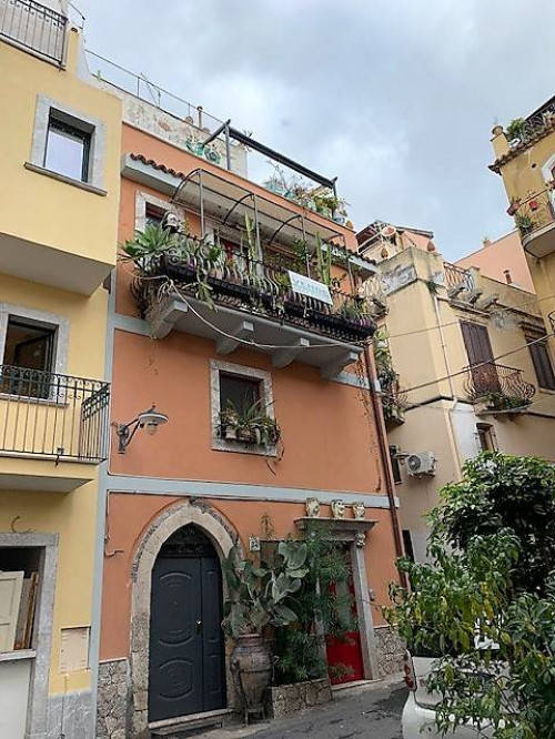 Single House for Sale to Taormina