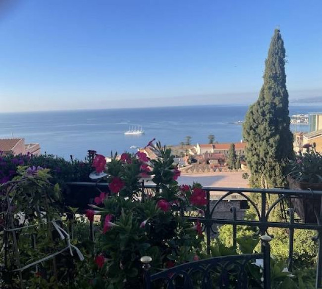 Hotel for Sale to Taormina