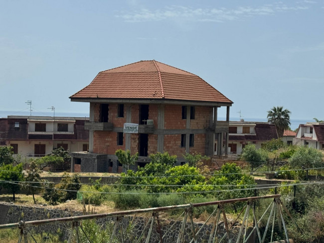 Single House for Sale to Letojanni