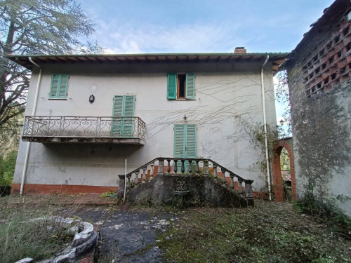 Casale in Vendita a Lucca