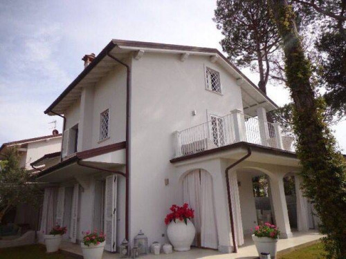 Villa for Sale to Forte dei Marmi