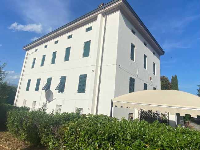 Villa  bifamiliare in vendita a Lucca