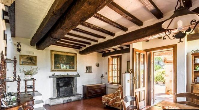 Farmhouse for sale in Camaiore
