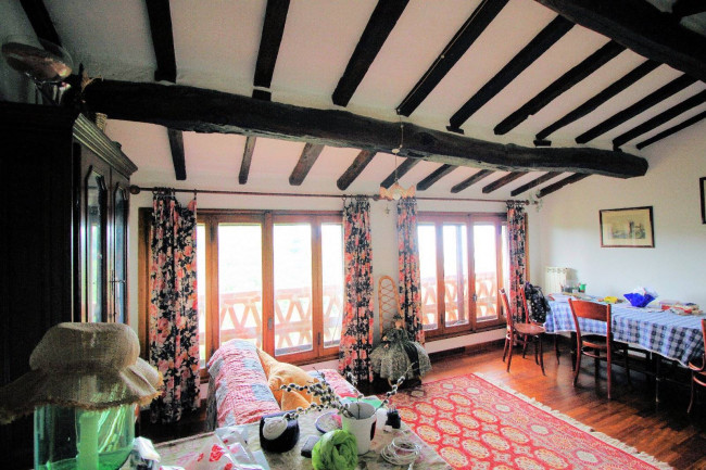 Farmhouse for sale in Camaiore