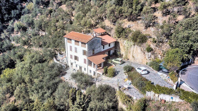 Farmhouse for sale in Camaiore