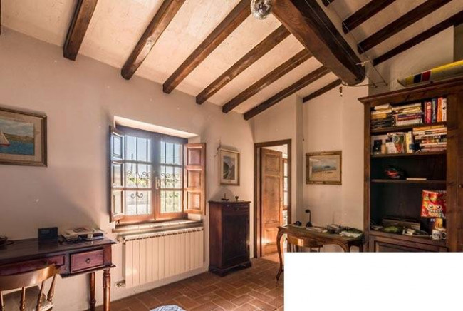 Farmhouse for sale in Camaiore