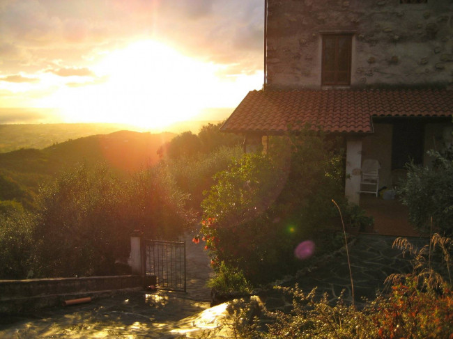 Farmhouse for sale in Camaiore