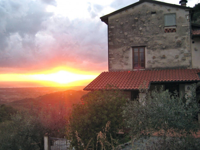 Farmhouse for sale in Camaiore