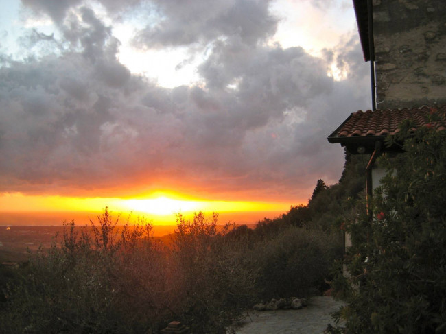Farmhouse for sale in Camaiore
