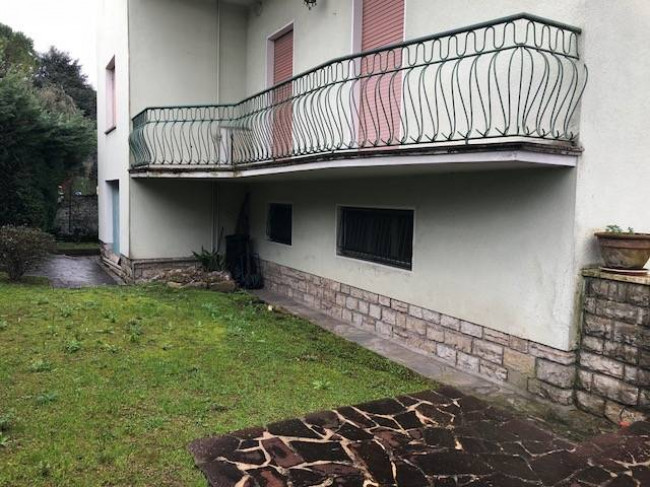 Villa  bifamiliare in vendita a Lucca