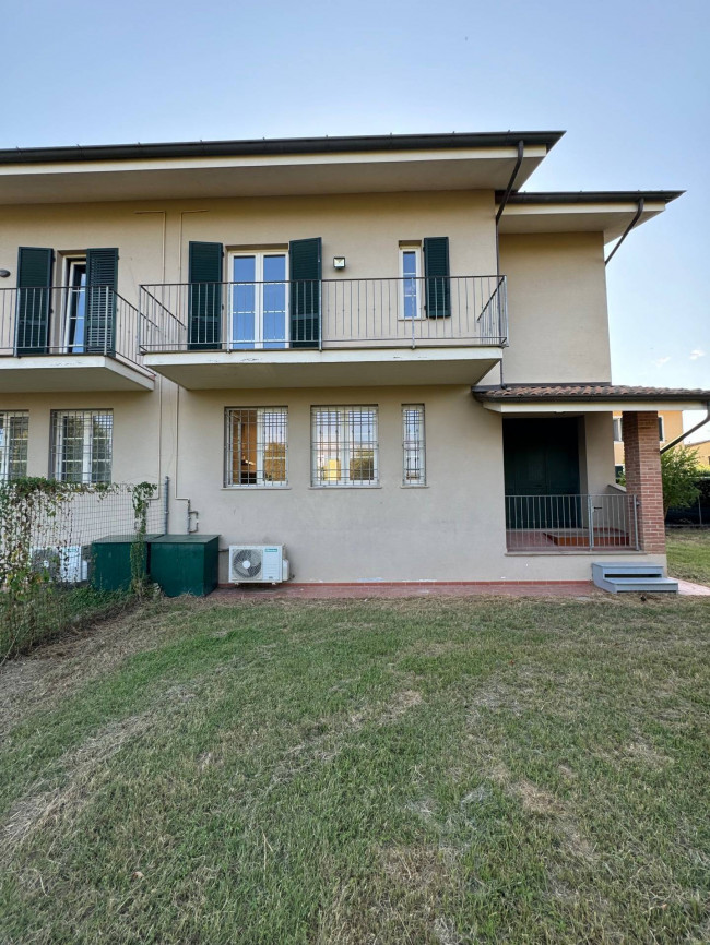 semi-detached house for Rent to Lucca