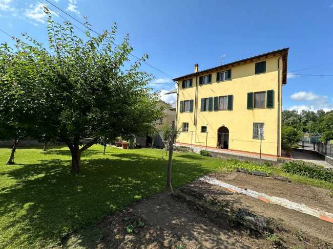 Villa in Vendita a Lucca