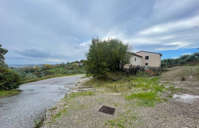 Farmhouse for sale in Pescia