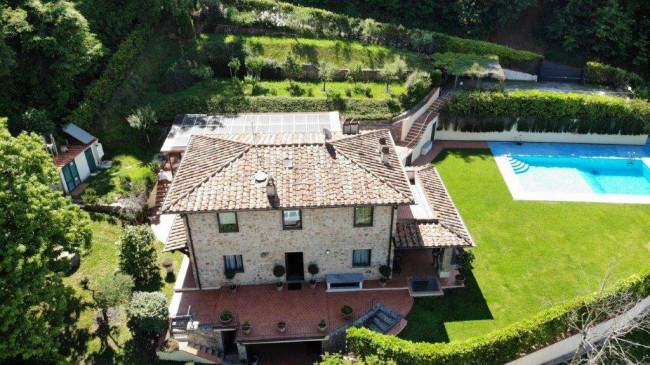 Farmhouse for sale in Camaiore