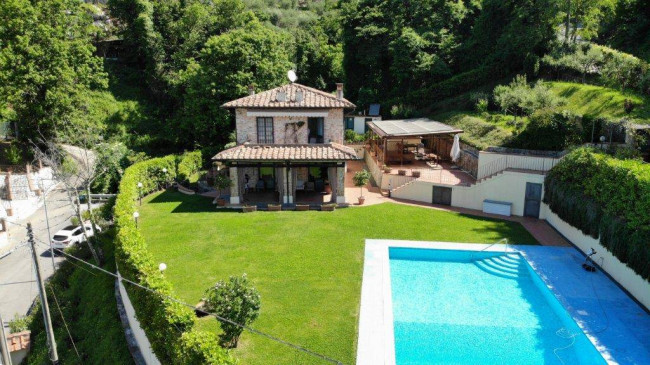 Farmhouse for sale in Camaiore