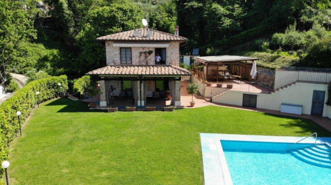 Farmhouse for sale in Camaiore