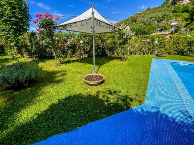 Farmhouse for sale in Camaiore