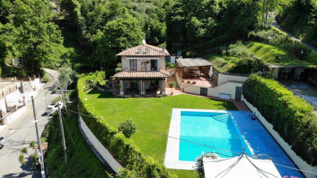 Farmhouse for sale in Camaiore