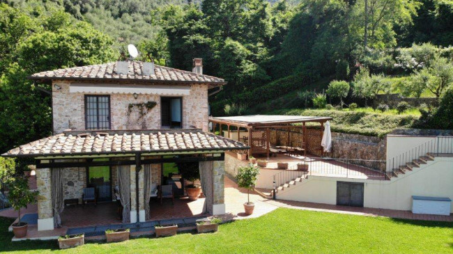 Farmhouse for sale in Camaiore