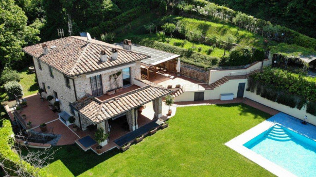 Farmhouse for sale in Camaiore