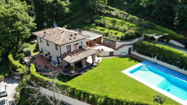 Farmhouse for sale in Camaiore